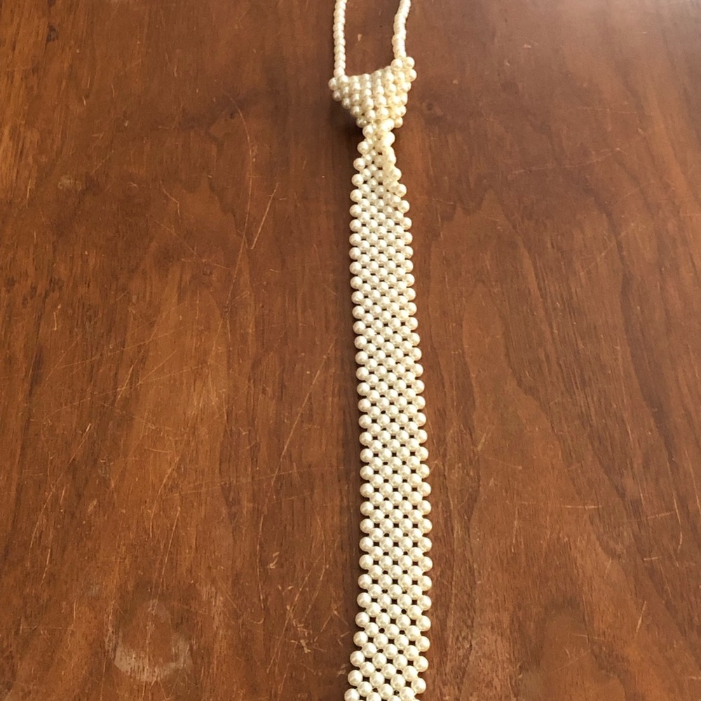 Elegant Pearl Tie - Picture 7 of 9